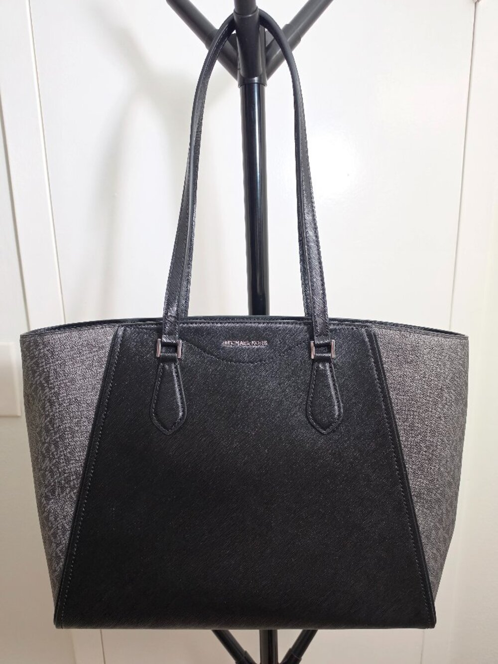 Bolso Michael Kors tipo tote en color negro y gris con detalles del logo MK en l